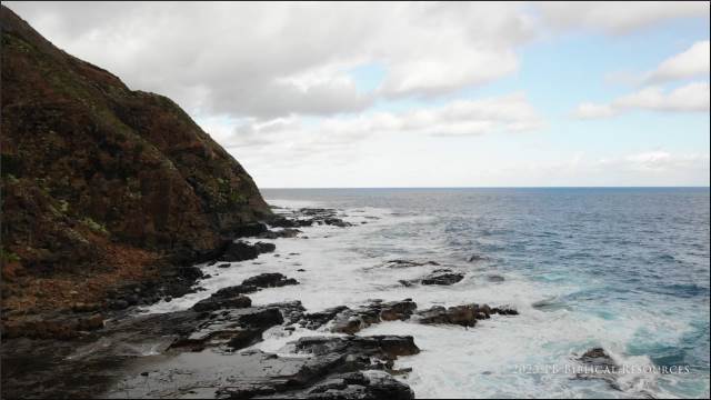 Australia – Waves next to Mountain