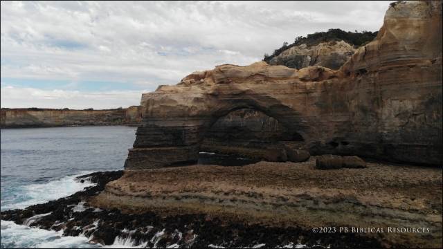 Australia – Waves with Arch in Background